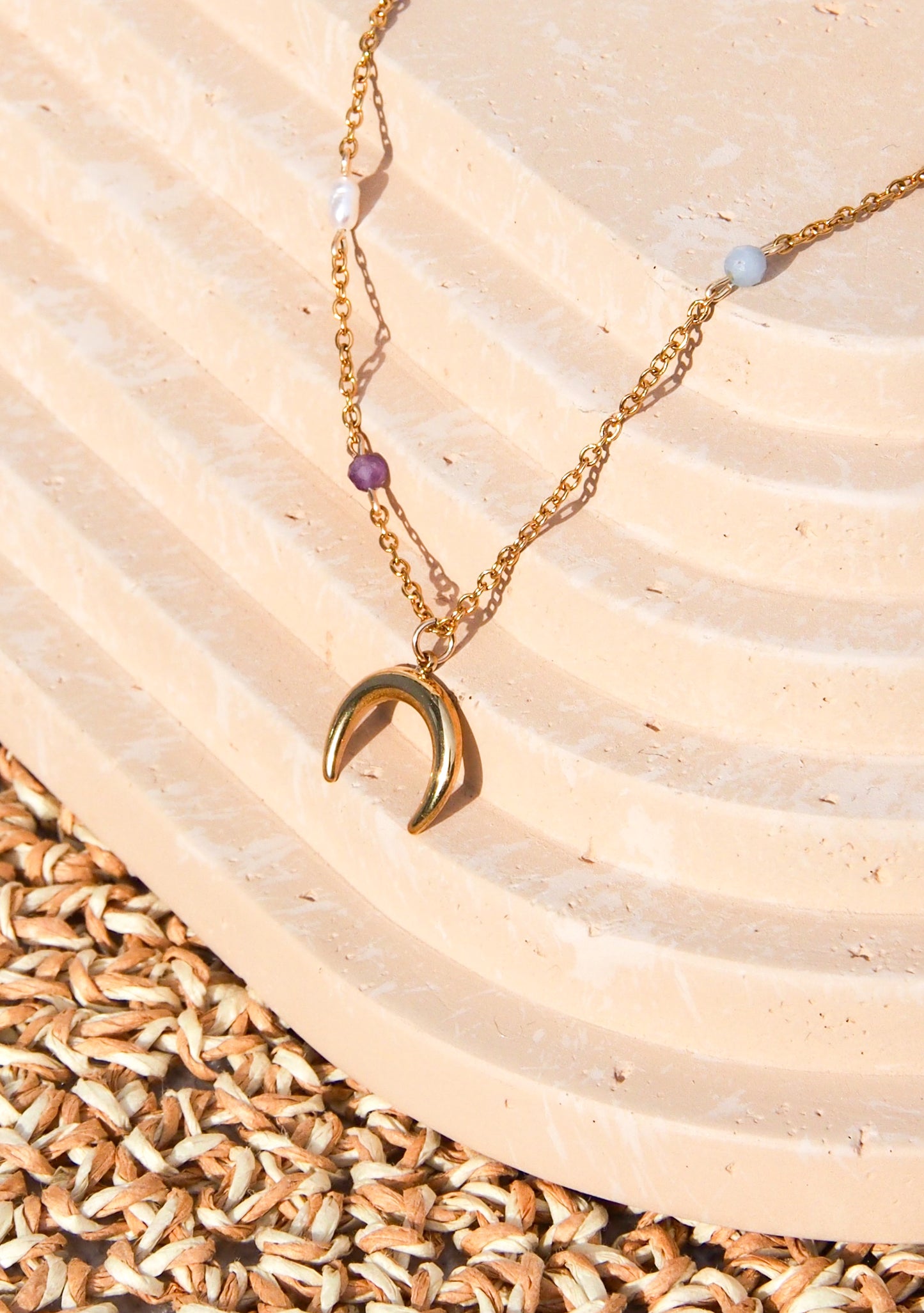 Řetízek s minerály, říčními perlami a příveškem